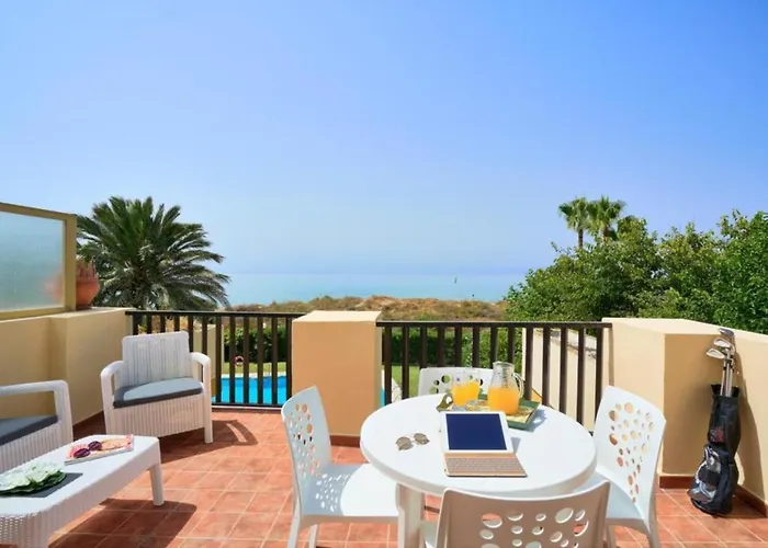 Primera línea de playa vistas al mar Elviria
